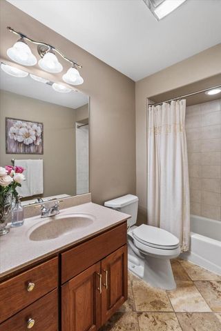 11221 W Drake LANE, Franklin, WI 53132