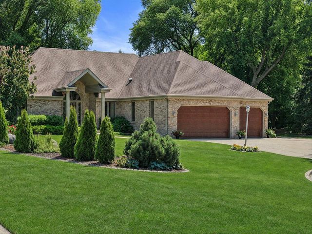 11221 W Drake LANE, Franklin, WI 53132