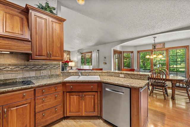 11221 W Drake LANE, Franklin, WI 53132