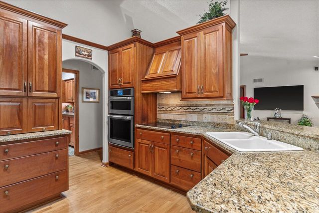 11221 W Drake LANE, Franklin, WI 53132