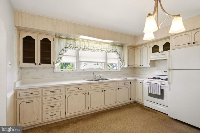 347 N FORKLANDING RD, Maple Shade, NJ 08052