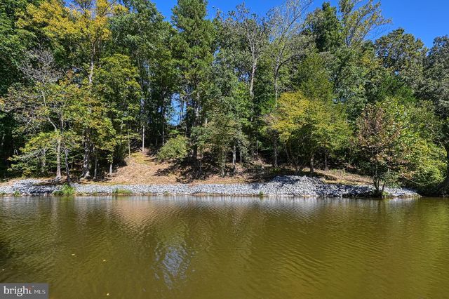 1242 N LAKESHORE DR, Louisa, VA 23093