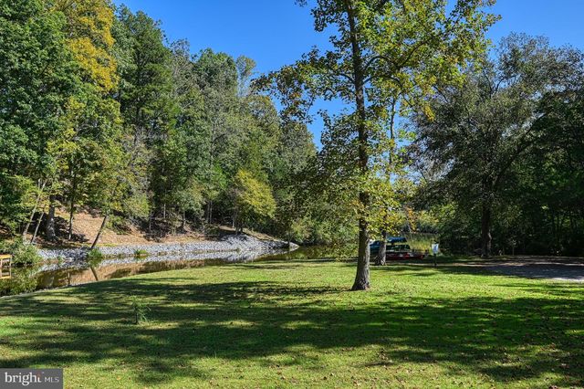 1242 N LAKESHORE DR, Louisa, VA 23093