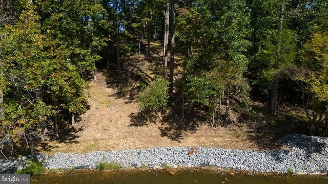 1242 N LAKESHORE DR, Louisa, VA 23093
