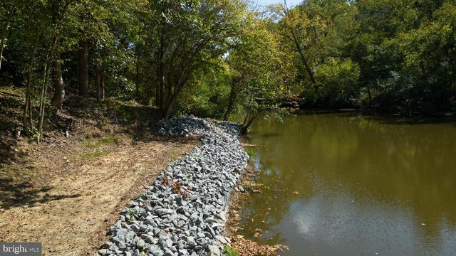 1242 N LAKESHORE DR, Louisa, VA 23093