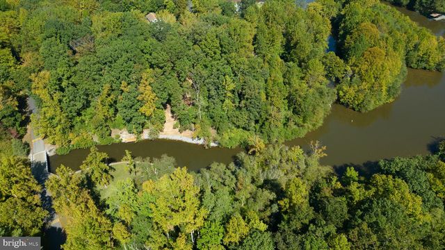 1242 N LAKESHORE DR, Louisa, VA 23093
