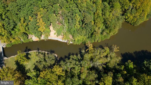 1242 N LAKESHORE DR, Louisa, VA 23093