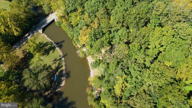1242 N LAKESHORE DR, Louisa, VA 23093