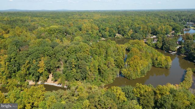 1242 N LAKESHORE DR, Louisa, VA 23093