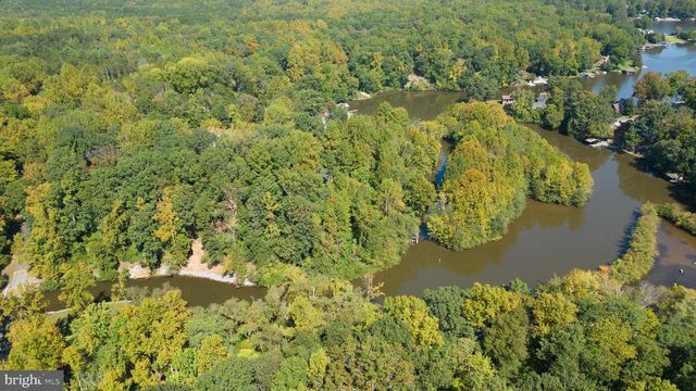 1242 N LAKESHORE DR, Louisa, VA 23093