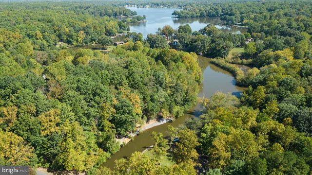 1242 N LAKESHORE DR, Louisa, VA 23093
