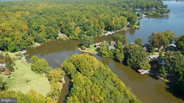 1242 N LAKESHORE DR, Louisa, VA 23093