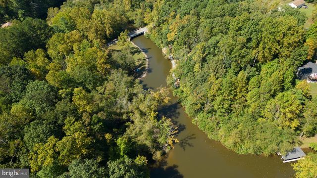 1242 N LAKESHORE DR, Louisa, VA 23093