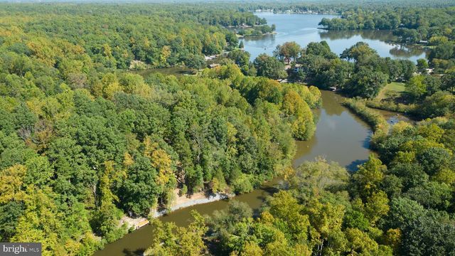 1242 N LAKESHORE DR, Louisa, VA 23093