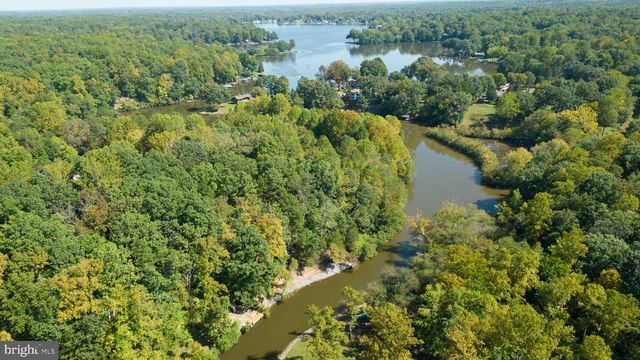 1242 N LAKESHORE DR, Louisa, VA 23093