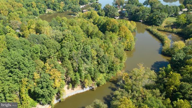1242 N LAKESHORE DR, Louisa, VA 23093