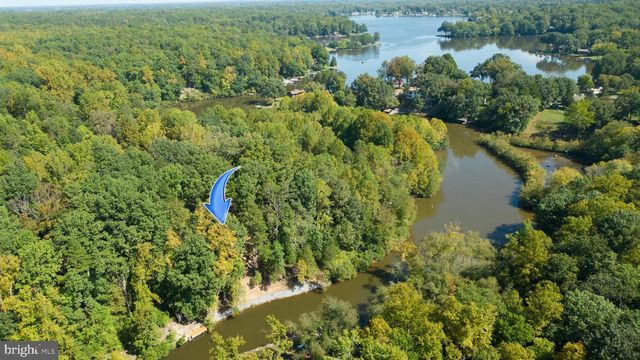 1242 N LAKESHORE DR, Louisa, VA 23093