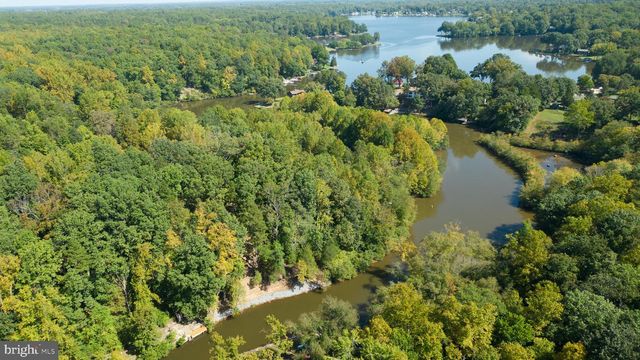 1242 N LAKESHORE DR, Louisa, VA 23093