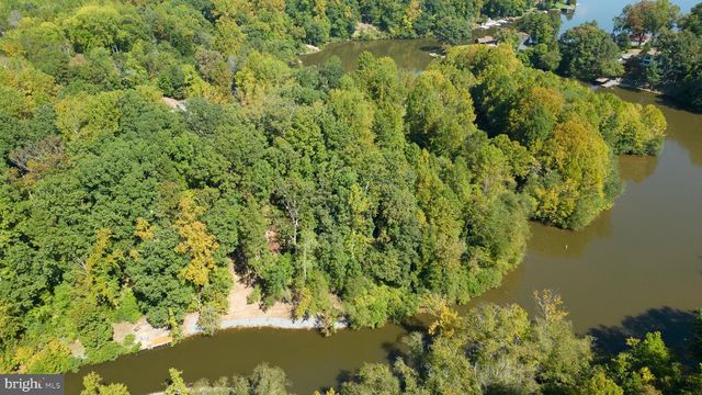 1242 N LAKESHORE DR, Louisa, VA 23093