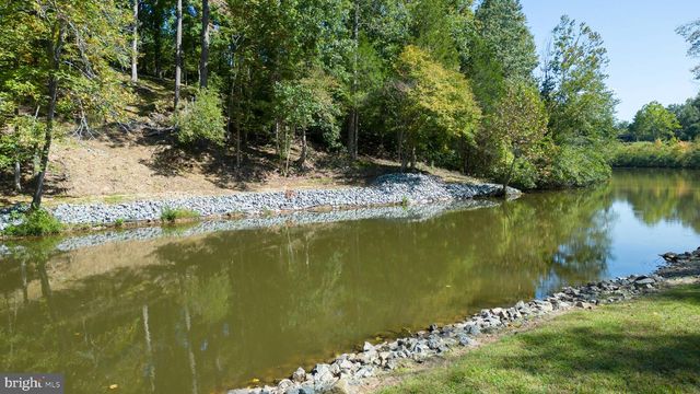 1242 N LAKESHORE DR, Louisa, VA 23093