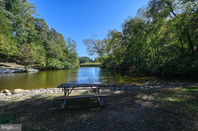 1242 N LAKESHORE DR, Louisa, VA 23093