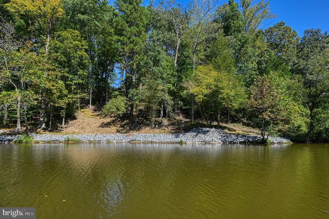 1242 N LAKESHORE DR, Louisa, VA 23093