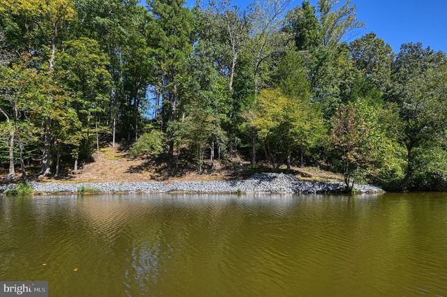 1242 N LAKESHORE DR, Louisa, VA 23093