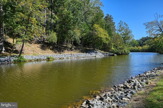 1242 N LAKESHORE DR, Louisa, VA 23093