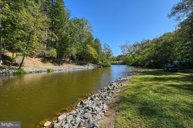 1242 N LAKESHORE DR, Louisa, VA 23093