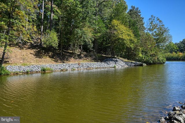 1242 N LAKESHORE DR, Louisa, VA 23093