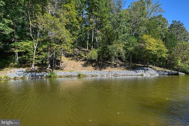 1242 N LAKESHORE DR, Louisa, VA 23093