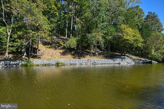 1242 N LAKESHORE DR, Louisa, VA 23093