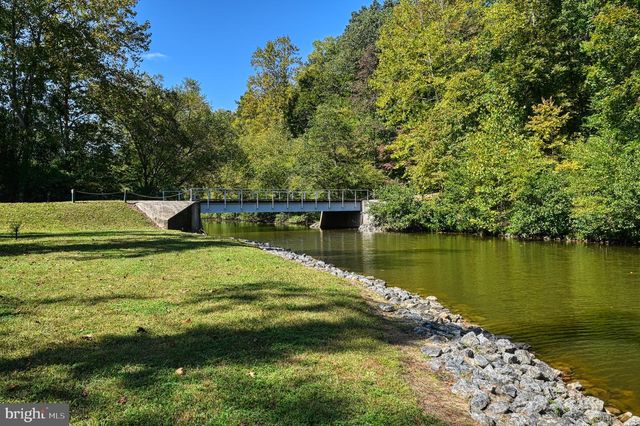 1242 N LAKESHORE DR, Louisa, VA 23093