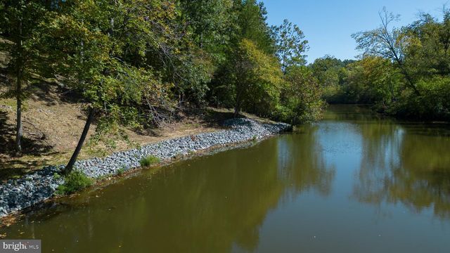 1242 N LAKESHORE DR, Louisa, VA 23093
