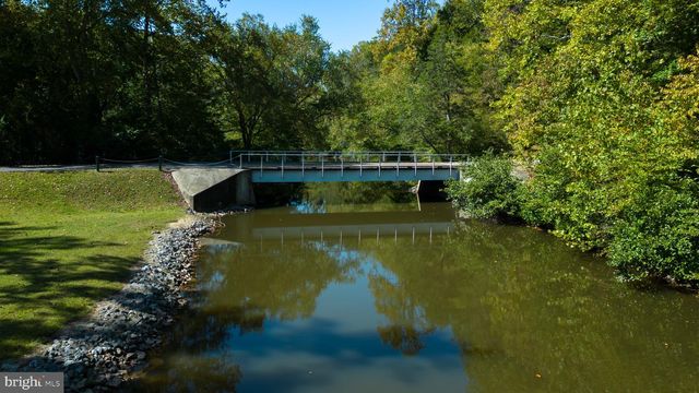 1242 N LAKESHORE DR, Louisa, VA 23093