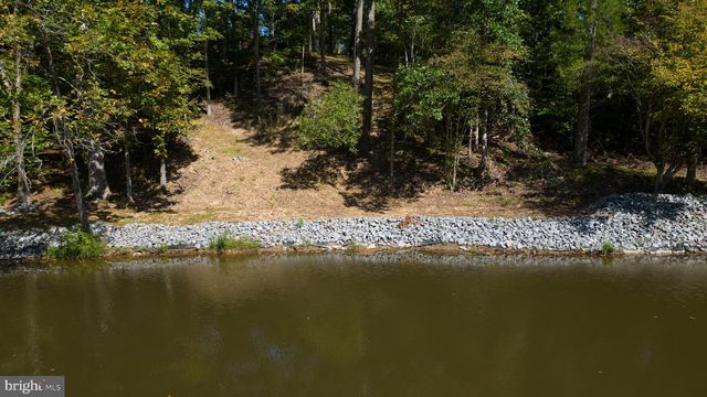 1242 N LAKESHORE DR, Louisa, VA 23093