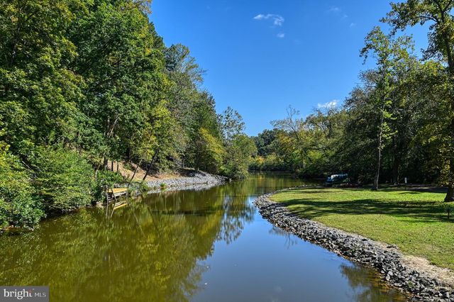 1242 N LAKESHORE DR, Louisa, VA 23093