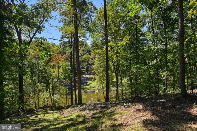 1242 N LAKESHORE DR, Louisa, VA 23093