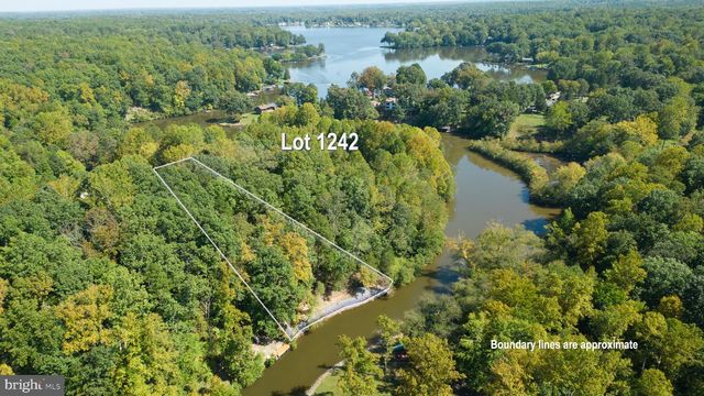 1242 N LAKESHORE DR, Louisa, VA 23093