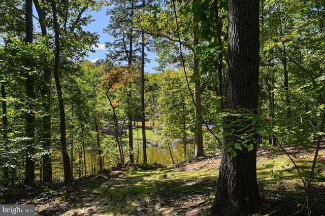 1242 N LAKESHORE DR, Louisa, VA 23093