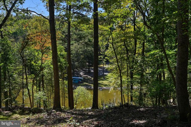 1242 N LAKESHORE DR, Louisa, VA 23093