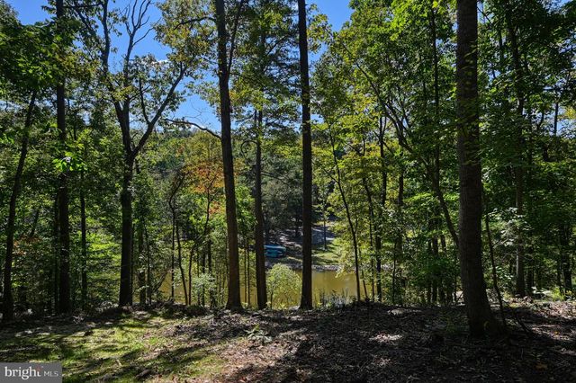 1242 N LAKESHORE DR, Louisa, VA 23093