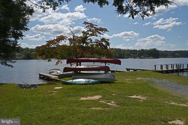 1242 N LAKESHORE DR, Louisa, VA 23093
