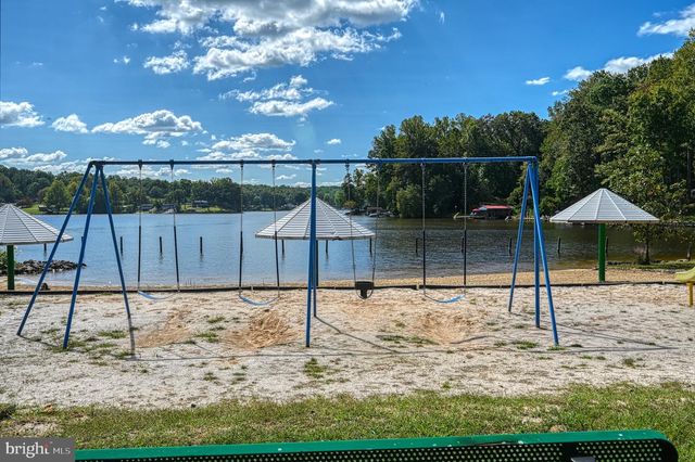 1242 N LAKESHORE DR, Louisa, VA 23093