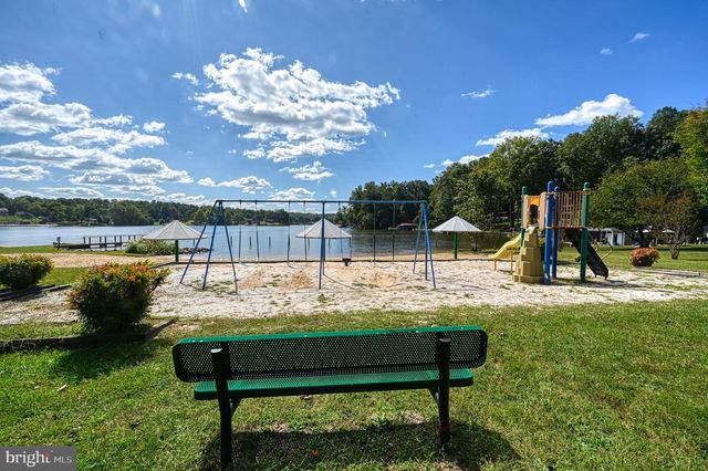1242 N LAKESHORE DR, Louisa, VA 23093