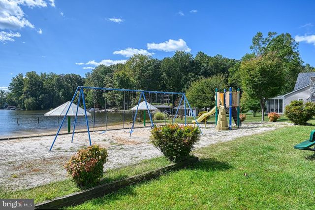 1242 N LAKESHORE DR, Louisa, VA 23093