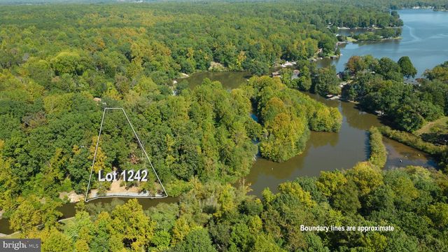 1242 N LAKESHORE DR, Louisa, VA 23093