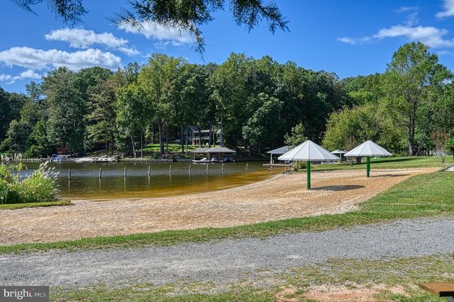 1242 N LAKESHORE DR, Louisa, VA 23093