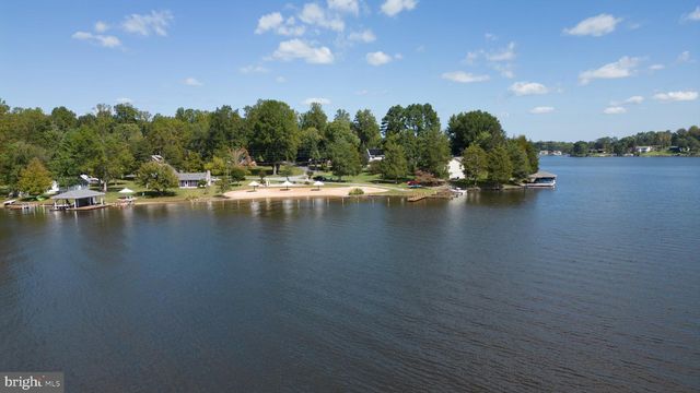 1242 N LAKESHORE DR, Louisa, VA 23093