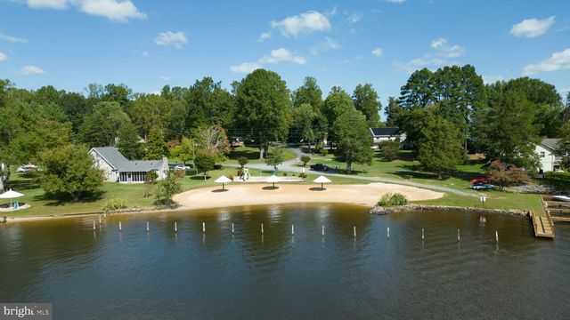 1242 N LAKESHORE DR, Louisa, VA 23093